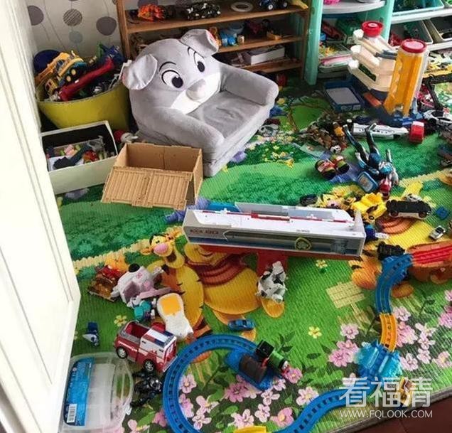 房间里杂乱不堪大大小小的玩具遍布整个房间,全部玩具都乱摆乱放,场面