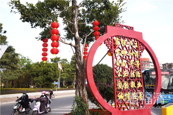 【郭成辉】清昌大道街灯鲜花红彤彤-郭成辉摄._副本.jpg
